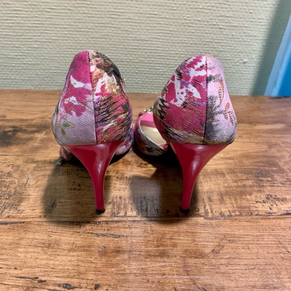 Carlos Great Condition Fuchsia Heels - Picture 4 of 5